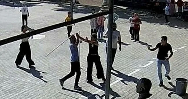 Adana’da okul basıp öğretmenleri döven şahıs tutuklandı Adana’da okul basıp öğretmenleri döven şahıs tutuklandı