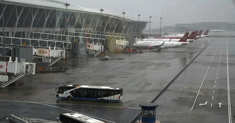 In-Fa Tayfunu, Çin’de karaya çıktı! Şanghay’daki havalimanında uçaklar tayfundan önce bağlandı