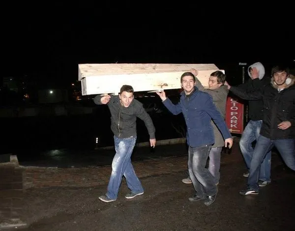 İntihar etmek isteyen gence vatandaş tabut fırlattı