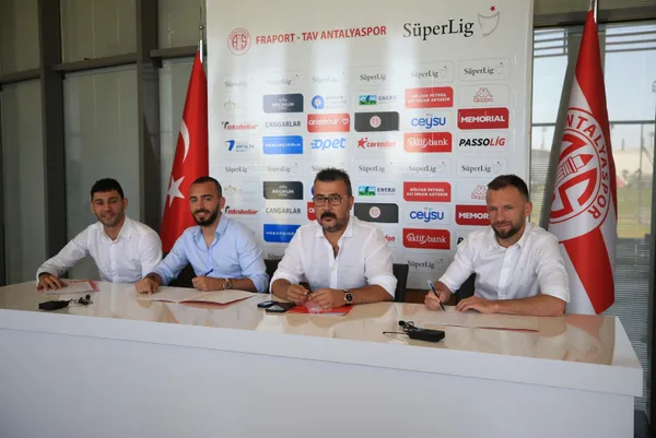 antalyaspor-hakan-ozmert-eren-albayrak-ve-veysel-sari-ile-sozlesme-yeniledi-1623148933922.jpg