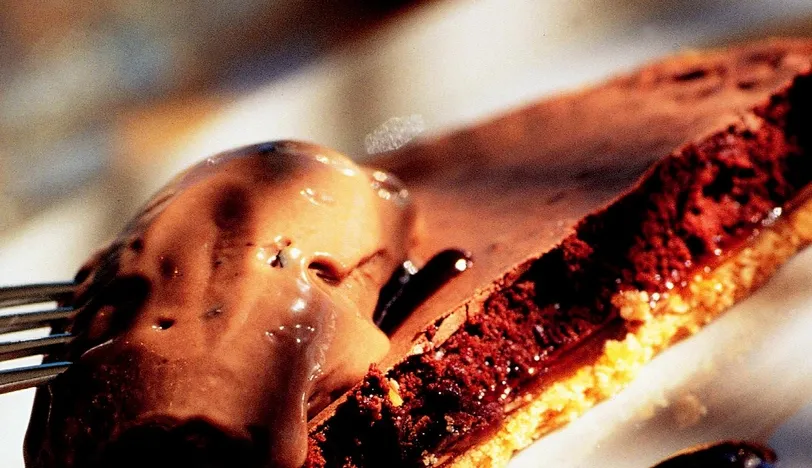 Dondurmalı Çikolata Soslu Tart