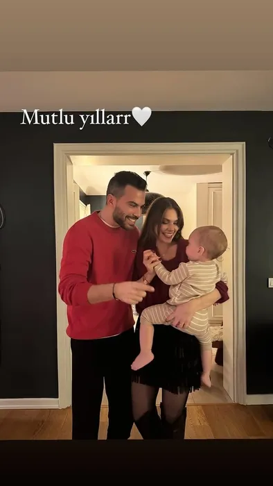 Mutlu aile tablosu içleri ısıttı! Aslı Enver ve eşi Berkin Gökbudak yeni yıla böyle girdi...