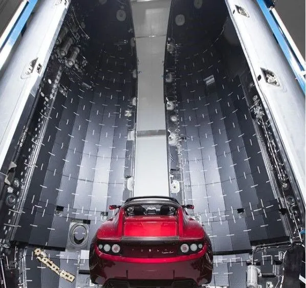 Elon Musk, Mars'a göndereceği Tesla Roadster'ın fotoğraflarını yayınladı