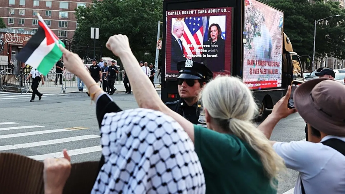 New York'ta, Kamala Harris için düzenlenen etkinliği Filistin destekçileri protesto etti