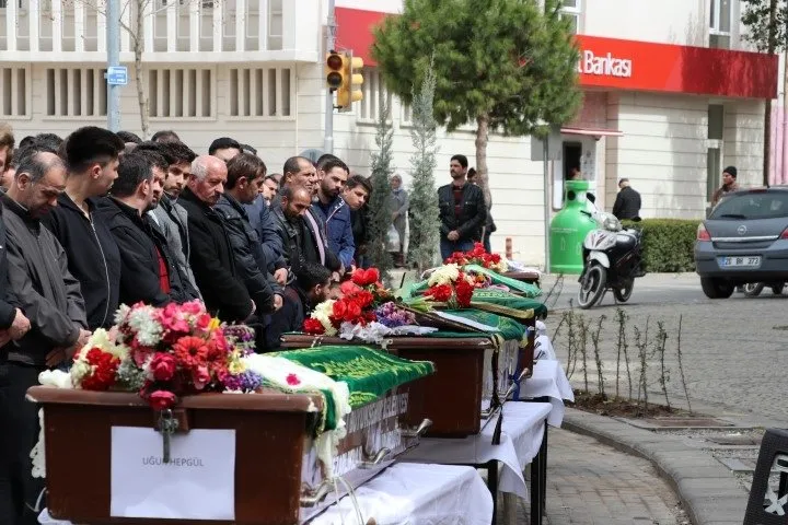 Denizli’de ölen 5 gencin cenazesi toprağa verildi