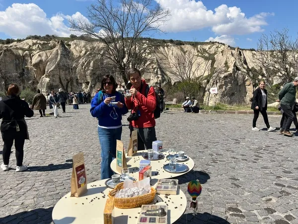 kapadokyada-lezzet-ve-manzara-bulustu-turistlere-kahve-ve-lokum-ikrami-1776772238794.jpg