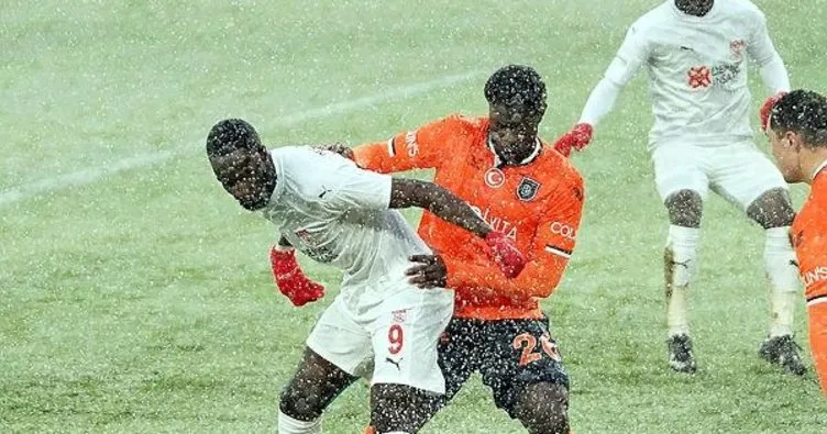 Başakşehir - Sivasspor maçında zemin beyaza büründü