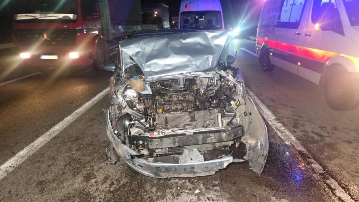 Kırmızı ışıkta duran otomobile arkadan çarptı: 1’i çocuk 5 yaralı Kırmızı ışıkta duran otomobile arkadan çarptı: 1’i çocuk 5 yaralı