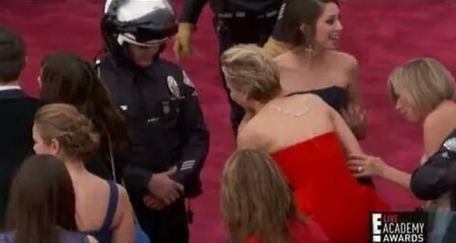 Jennifer Lawrence yine yere düştü!