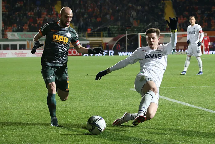 son-dakika-sabah-spor-yazarlari-alanyaspor-fenerbahce-macini-degerlendirdi-yildiz-oyuncuya-sok-elestiri-1647232852384.jpg