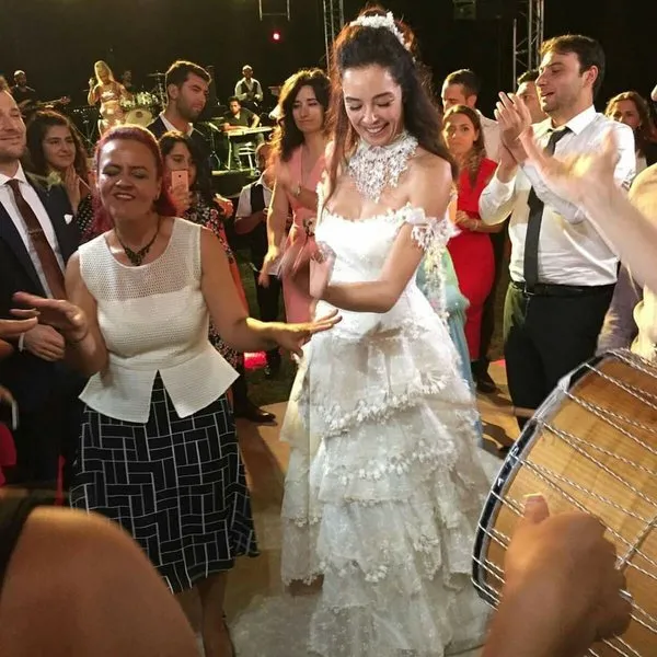 Atakan Koru ile evlenen Azra Akın hamile mi?