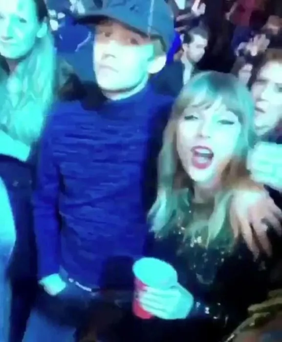 Taylor Swift yeni sevgilisiyle konserde