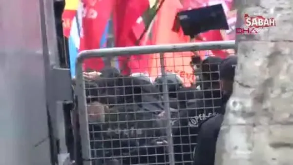 Saraçhane'de kaldırım taşı atılan çok sayıda polis yaralandı | Video