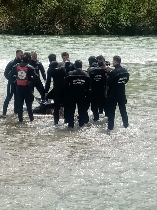 munzur-cayina-duserek-kaybolan-genclerden-birinin-cansiz-bedenine-ulasildi-1683373525887.jpg