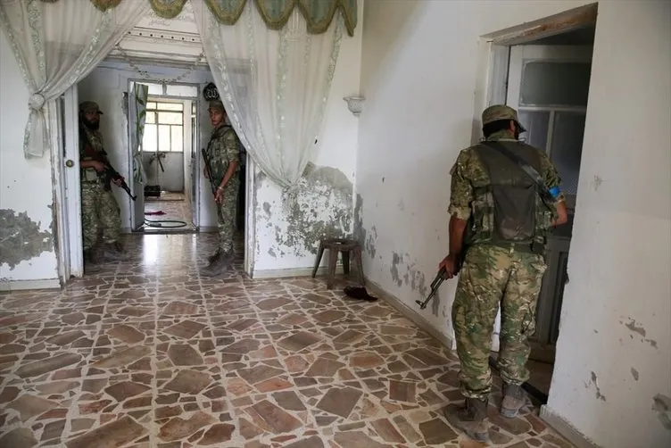 Özgür Suriye Ordusu DAEŞ’in boşalttığı evlerde arama yapıyor