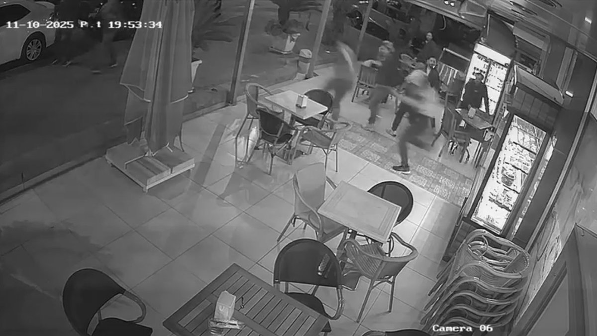 SON DAKİKA… İzmir’de alkollü şahıs dehşet saçtı! Elindeki bıçakla müşterilere saldırdı: O anlar kamerada! SON DAKİKA… İzmir’de alkollü şahıs dehşet saçtı! Elindeki bıçakla müşterilere saldırdı: O anlar kamerada!