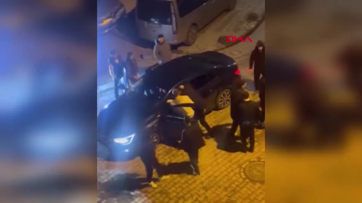 Sultangazi’de trafik tartışmasında aracından inen sürücüyü mahalleliler darp etti | Video videosunu izle Sultangazi’de trafik tartışmasında aracından inen sürücüyü mahalleliler darp etti | Video videosunu izle