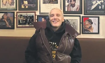 Kendi balmumu figürünü ziyaret etti