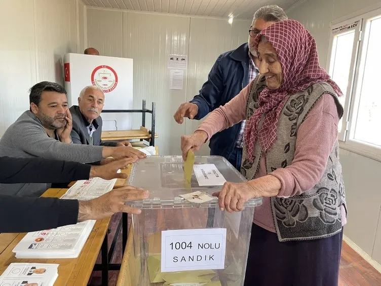 Deprem bölgesinde hüzünlü seçim! Vatandaşlar oy verme işlemi için sandık başında