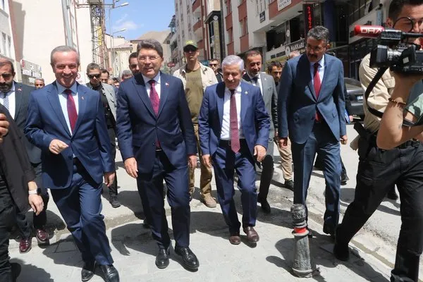 Bakan Tunç Hakkari'de toplantıda