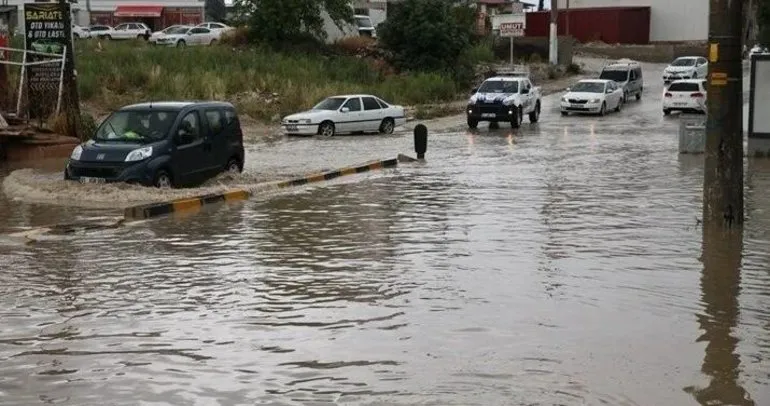 Adana ve Hatay’da şiddetli yağış hayatı olumsuz etkiledi
