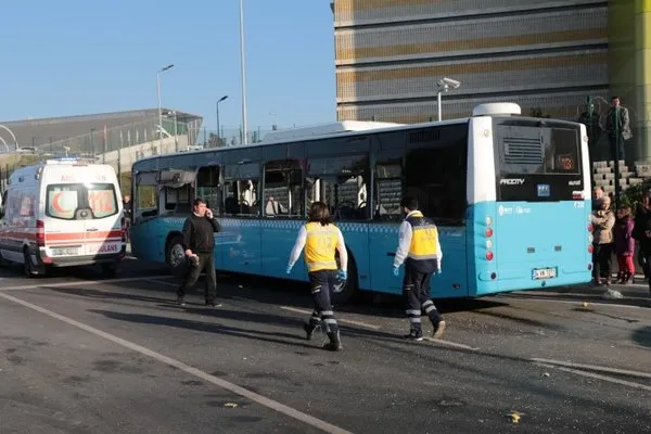 Üsküdar'da otobüs durağa daldı!