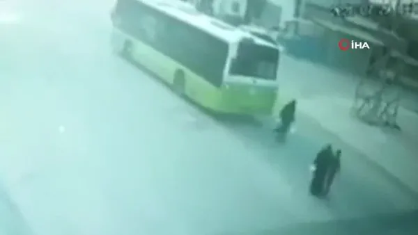 Adana'da annesinin elini bırakıp koşan çocuğa otobüsün çarpma anı kamerada