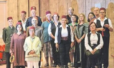 Tiyatro sahnesi iki kutu ilaç gibi