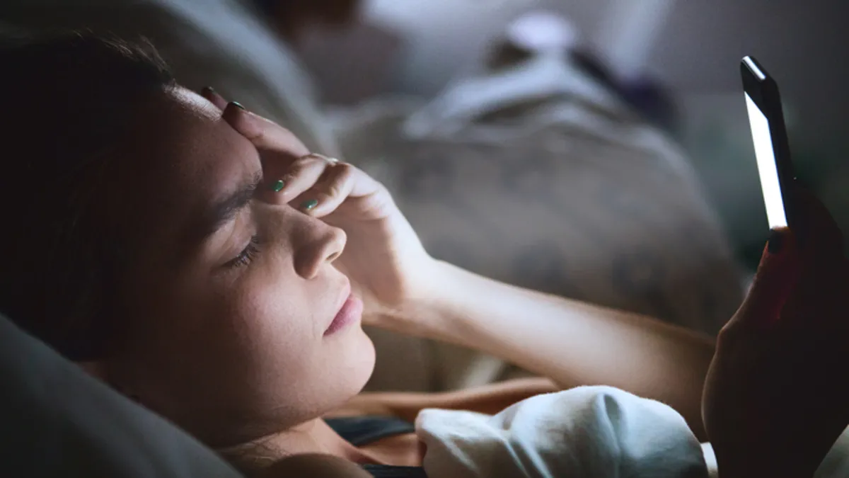 Gün boyu telefona bakanlar risk altında! Uzmandan kritik uyarı Gün boyu telefona bakanlar risk altında! Uzmandan kritik uyarı