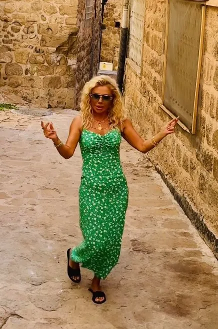 Şarkıcı Ceylan Mardin sokaklarını şenlendirdi! Hem söyledi hem oynadı...