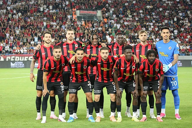 canli-super-ligde-genclerbirligi-fenerbahce-maci-1786820440583.jpeg