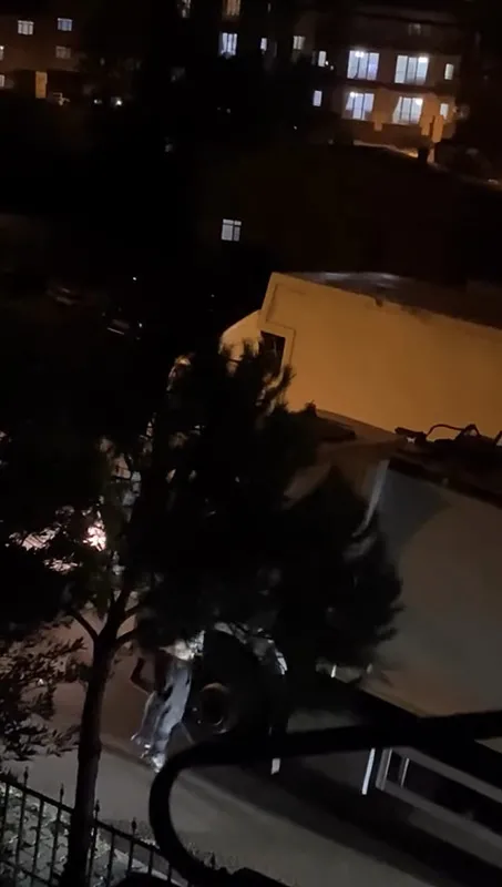 levyeyle-cop-kamyonu-soforune-saldirdi-in-asagi-beni-arastir-diyerek-tehdit-etti-1762289847725.jpeg Levyeyle çöp kamyonu şoförüne saldırdı: “İn aşağı, beni araştır” diyerek tehdit etti!