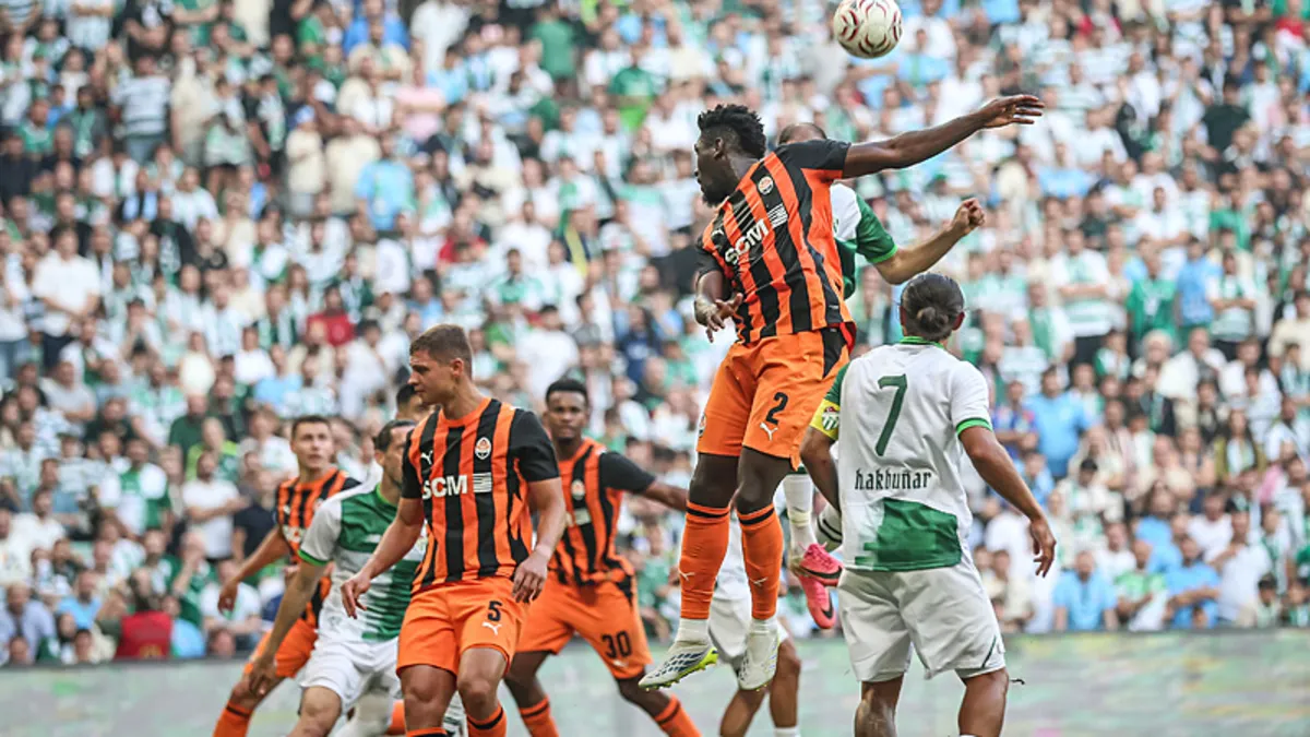 Bursasporlu futbolcular ve Shakhtar Donetskli futbolcuların maçı