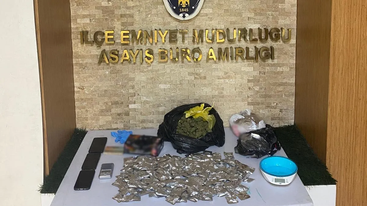 Kağıthane'de uyuşturucu operasyonunda ele geçirilen uyuşturucu maddeler.