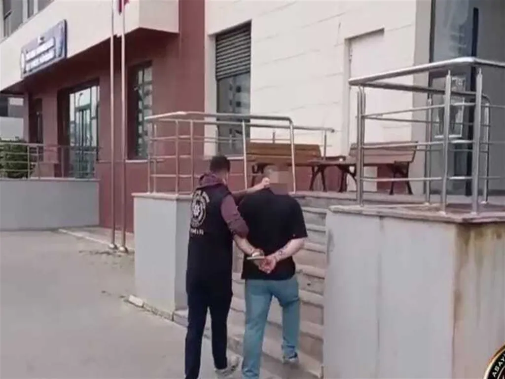 İzmir'de Şafak Operasyonu: Kesinleşmiş Hapis Cezalı 157 Şüpheli Yakalandı