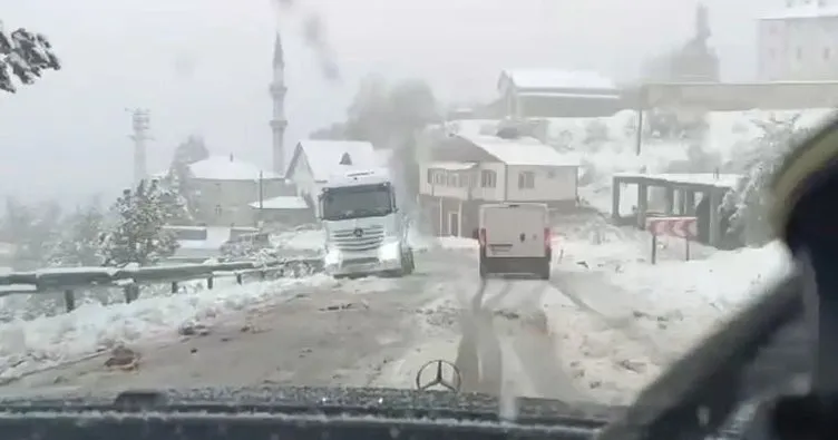 Aniden kar bastırdı, araçlar yollarda kaldı