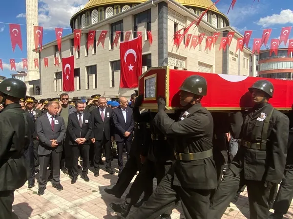 sehit-tankci-uzman-cavus-coskun-sevim-elazigda-son-yolculuguna-ugurlandi-1790337934978.jpg