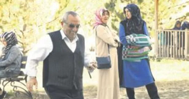 Babaya görevlilerden alkışlı karşılama