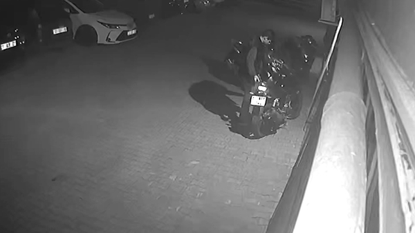 adanada-akilalmaz-hirsizlik-motosikleti-calan-suphelinin-piskin-ifadesi-saskinlik-yaratti-polise-teslim-etmeye-1782112591090.jpg