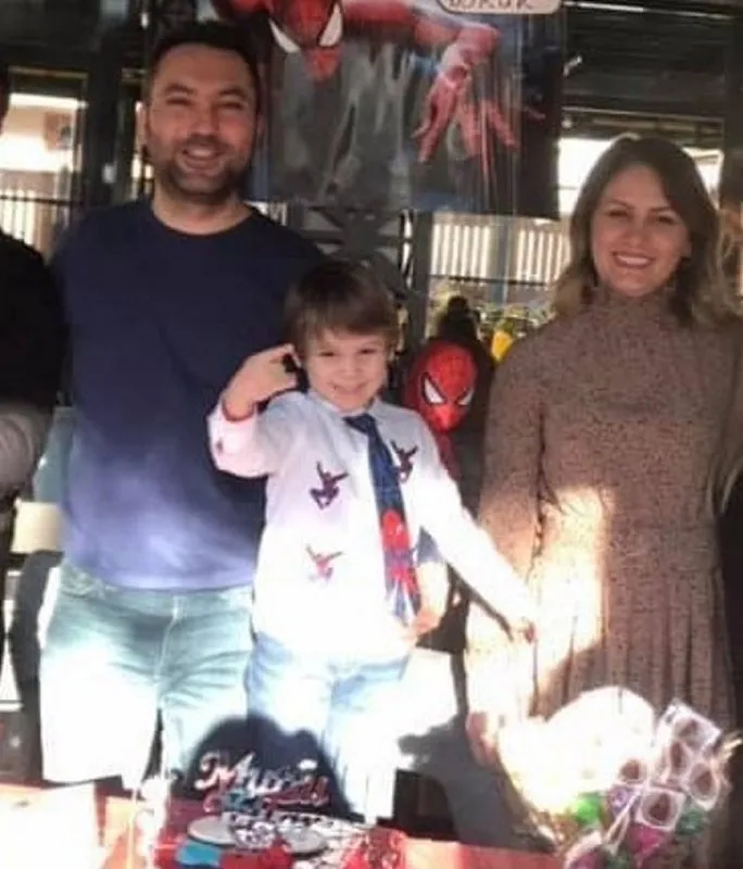 İlkay Tokkal, Emel Tokkal ve çocukları Doruk Tokkal' ile ilgili görsel sonucu