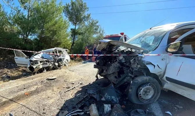 Manisa’da otomobil ile hafif ticari araç çarpıştı: 2 ölü