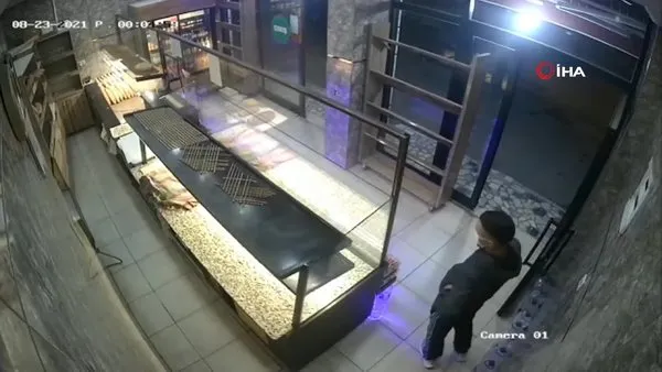 İstanbul'da kasadan para çalan hırsızın işyeri sahibine yakalanma anı kamerada!
