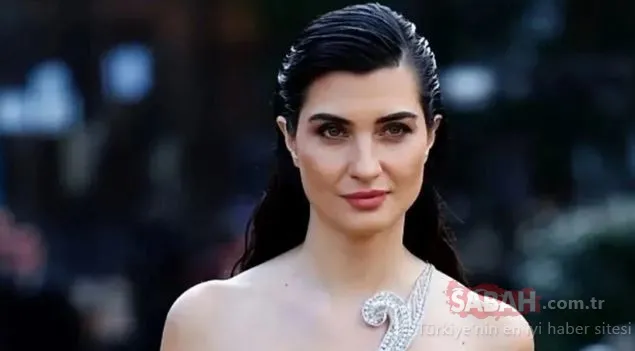 Tuba Büyüküstün dünyaca ünlü bir markanın defilesinde şıklığı ve güzelliğiyle hayran bıraktı!