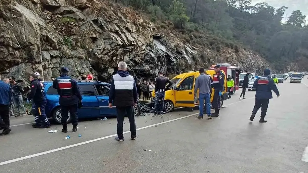 Fethiye iki araç kafa kafaya çarpıştı! 1 ağır 7 yaralı Fethiye iki araç kafa kafaya çarpıştı! 1 ağır 7 yaralı