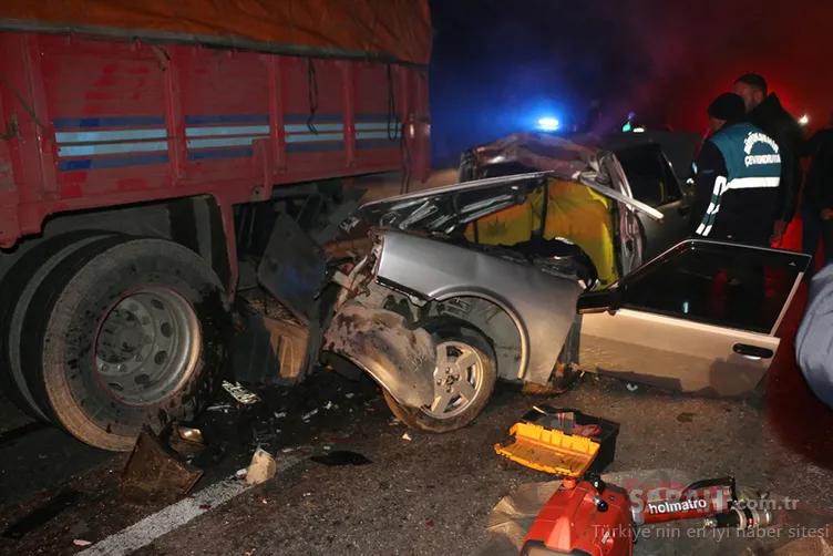 TIR'a arkadan çarpan araç hurdaya döndü