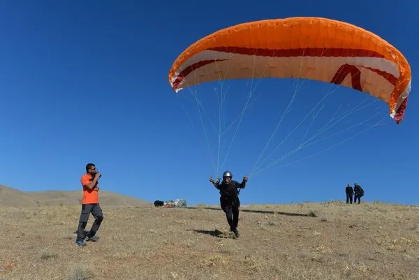 Tunceli’de yamaç paraşütü keyfi