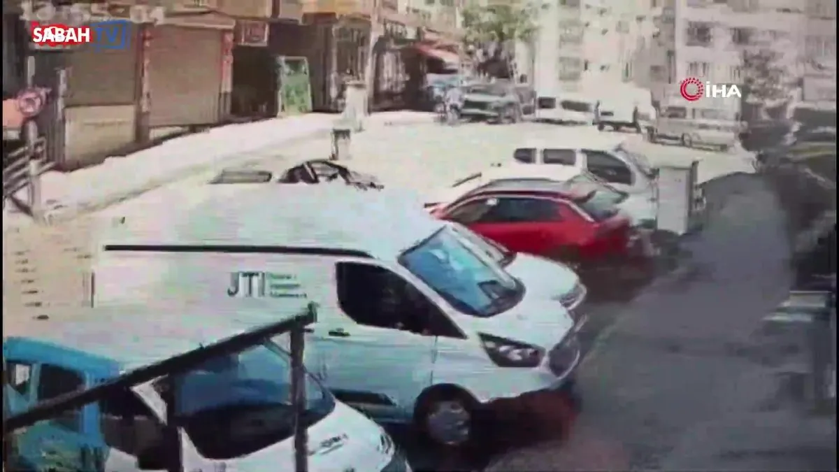 Otomobil kaldırıma çıktı! Market çalışanının ölümden döndüğü anlar kamerada | Video