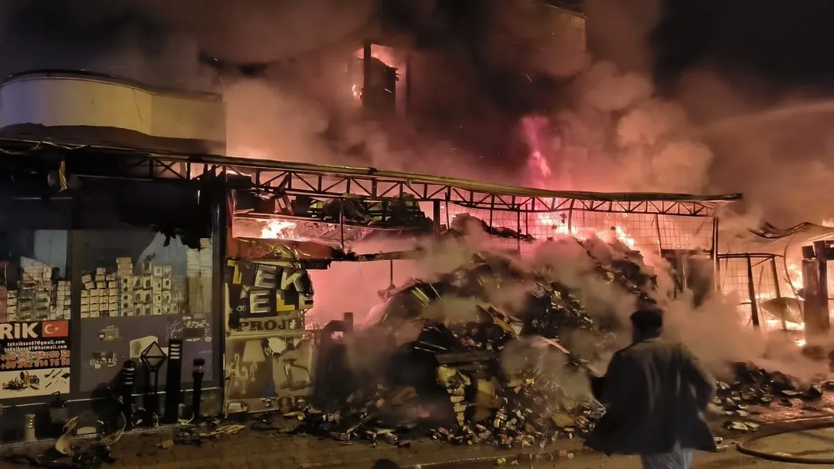 İşyeri yangını ilçede korku ve panik yarattı İşyeri yangını ilçede korku ve panik yarattı