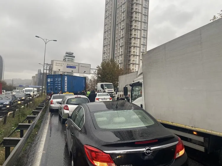 TEM Bağlantı Yolu’nda yağmur sonrası zincirleme kaza: TIR sürücüsü direksiyon hakimiyetini kaybedince olanlar oldu!