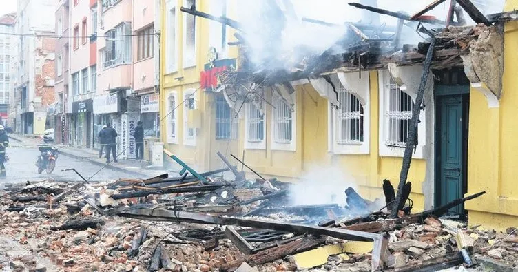 Kırklareli’nde 2 katlı tarihi bina yandı